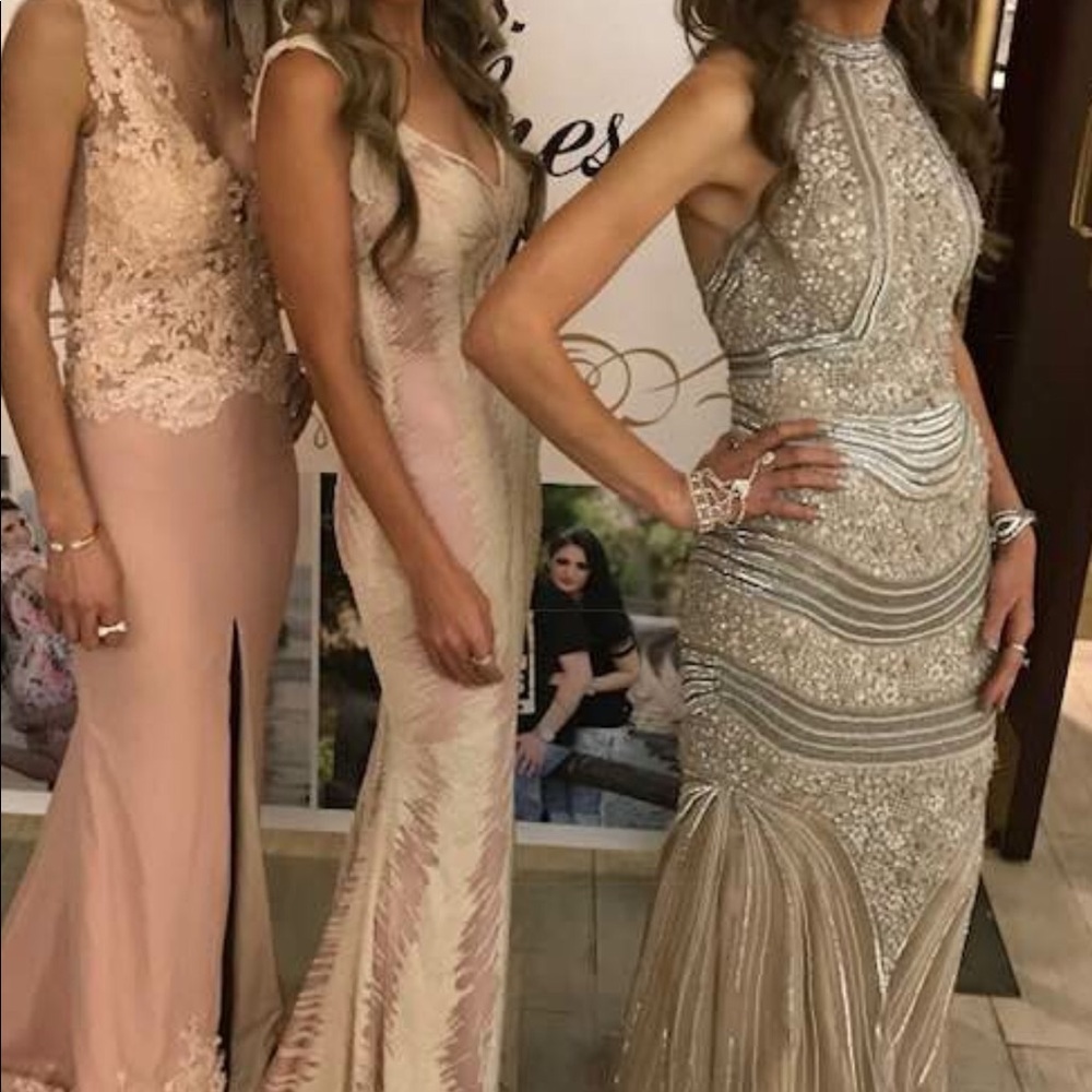 Dresses - Picture 3 of 5